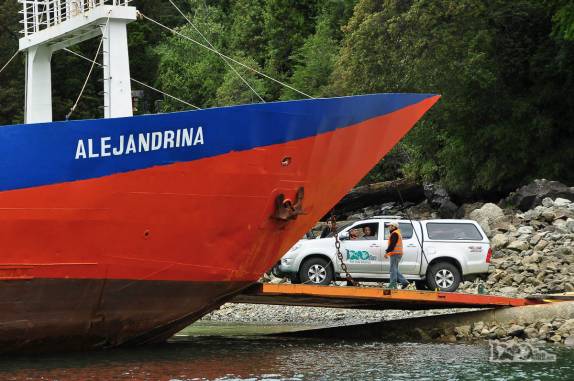 A Fiona embarca na balsa que vai atravessar o Fiordo Largo, na Carretera Austral, sul do Chile